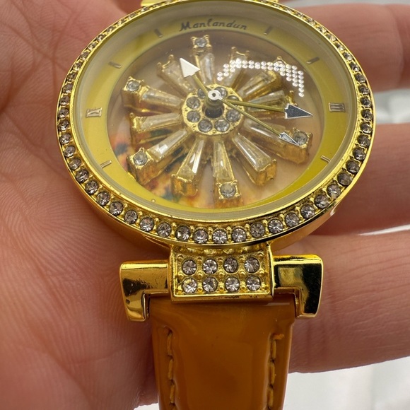 Luxury Gold Crystal Women’s Watch • Sparkling Dial • Elegant Fashion Accessory main image 9